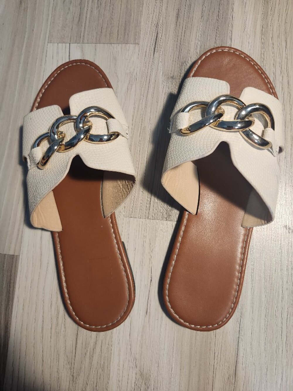 Women's sandals with chain design
